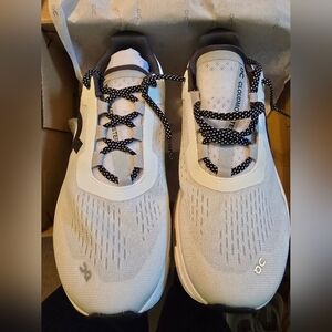 On Cloud White and Black Running Shoes Womens 10
